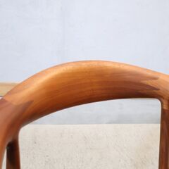 KAGURA(家具蔵)の枝の形状をモチーフとした後ろ脚のV字フォルムが特徴的なVチェアです。優しく包み込むようなフォルムと、シンプルで飽きのこないデザインが魅力のアームチェア♪の画像