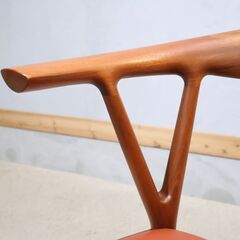 KAGURA(家具蔵)の枝の形状をモチーフとした後ろ脚のV字フォルムが特徴的なVチェアです。優しく包み込むようなフォルムと、シンプルで飽きのこないデザインが魅力のアームチェア♪の画像