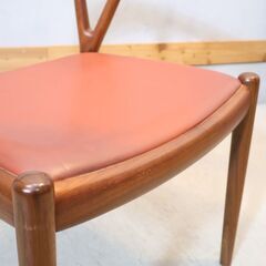 KAGURA(家具蔵)の枝の形状をモチーフとした後ろ脚のV字フォルムが特徴的なVチェアです。優しく包み込むようなフォルムと、シンプルで飽きのこないデザインが魅力のアームチェア♪の画像