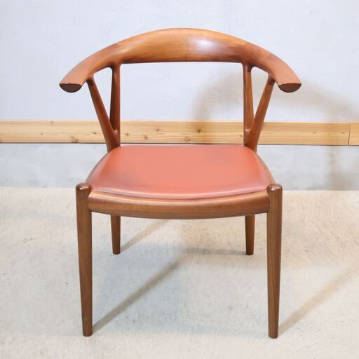 KAGURA(家具蔵)の枝の形状をモチーフとした後ろ脚のV字フォルムが特徴的なVチェアです。優しく包み込むようなフォルムと、シンプルで飽きのこないデザインが魅力のアームチェア♪ KAGURA(家具蔵)の枝の形状をモチーフとした後ろ脚のV字