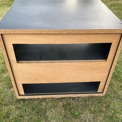 前面がガラス扉のテレビ台の画像