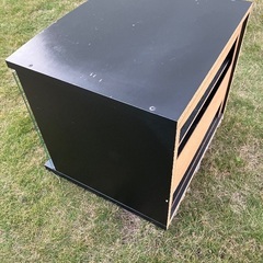 前面がガラス扉のテレビ台の画像