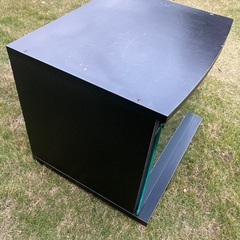 前面がガラス扉のテレビ台の画像