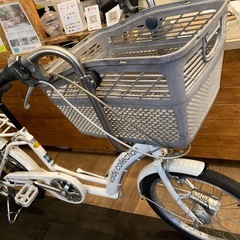 【後輪タイヤ・後輪チューブ新品！子供乗せチャイルドシート取り付け可能自転車】 LEDオートライト　6段変速　20インチ　ホワイトの画像