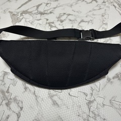 【本日中に取り引きできる方2500円でお譲りします】  （色がくすんで見えますがクリーム色で汚れないです）ノースフェイスショルダーバックの画像