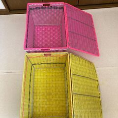 【中古/長期保管品/お引取り限定】■カラー編み込み収納ボックス（蓋つき）2個セット■ピンク＋イエロー■の画像