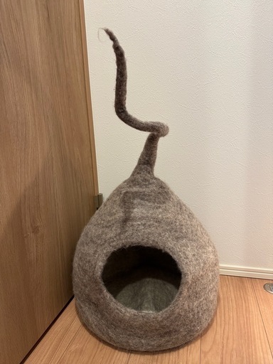 ネパールフェルトのしっぽ付きキャットハウス