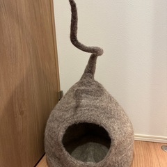 ネパールフェルトのしっぽ付きキャットハウスの画像