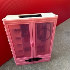 おもちゃのクローゼットとベッドの画像