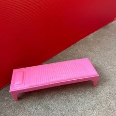 おもちゃのクローゼットとベッドの画像