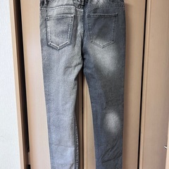 ダメージジーンズの画像