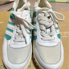 スニーカー 22cmの画像