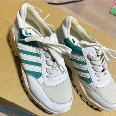 スニーカー 22cmの画像