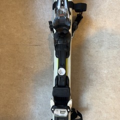 スキー板とビンディングのセットの画像