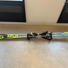 スキー板とビンディングのセットの画像