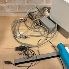 Wii本体とジャンクのコントローラーなど
の画像