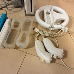 Wii本体とジャンクのコントローラーなど
の画像