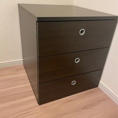 ブラウン木目調の大容量タンスの画像