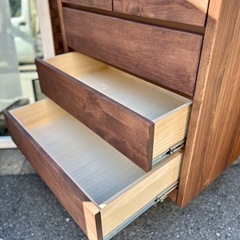 A) 大川家具 サンコウ チェスト ローチェスト タンス 箪笥 整理タンス 収納 アルダー材 天然木 木製 4段 幅80cm ダークブラウン 茶色 ティアラ 北欧 モダン シンプル 日本製 国産 衣類収納 大川産 整理箪笥の画像