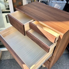 A) 大川家具 サンコウ チェスト ローチェスト タンス 箪笥 整理タンス 収納 アルダー材 天然木 木製 4段 幅80cm ダークブラウン 茶色 ティアラ 北欧 モダン シンプル 日本製 国産 衣類収納 大川産 整理箪笥の画像