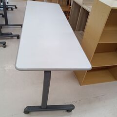 リユースのサカイ栃木店★ジモティ割あり★  オフィステーブル ライトグレー W180×D60×H70 クリーニング済み TC11677の画像