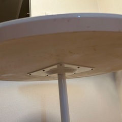 北欧風白いチューリップテーブルの画像