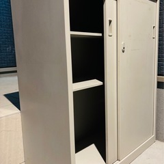 スチール引き戸収納棚の画像