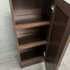 キャビネット　木製　中は棚２段で高さも変えられますの画像