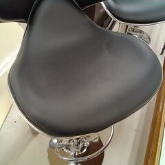 リユースのサカイ栃木店★ジモティ割あり★  カウンターチェア ブラック W44.5×D46×H88～107 クリーニング済み TC11683の画像