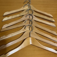 ① 　木製ハンガー　7本の画像