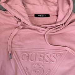 GUESSユニセックスSサイズ フードパーカーの画像