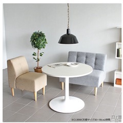 北欧風白いチューリップテーブルの画像