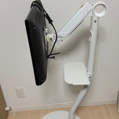 SHARP　テレビとテレビスタンドの画像