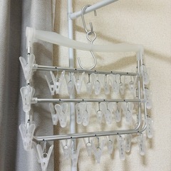 ニトリ 軽くて錆びにくいアルミフレーム＆ポリカーボネートピンチ 角ハンガー(40ピンチ) （折りたたみ）商品コード  8500732  定価1,990円（込）の画像