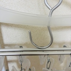 ニトリ 軽くて錆びにくいアルミフレーム＆ポリカーボネートピンチ 角ハンガー(40ピンチ) （折りたたみ）商品コード  8500732  定価1,990円（込）の画像