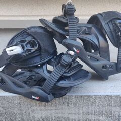 子供スノーボード、バインディング、ブーツのセットの画像