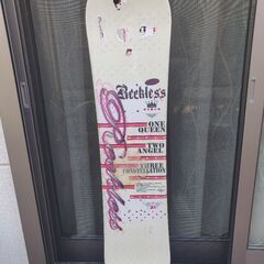 子供スノーボード、バインディング、ブーツのセットの画像