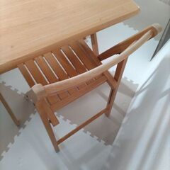 折り畳み式の机と椅子の画像