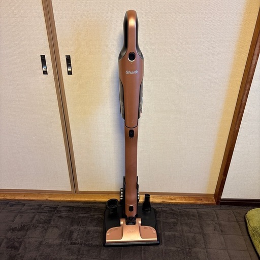 シャークの充電式サイクロン掃除機