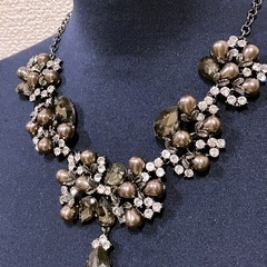 ネックレス　華やか　クリスタルパーツの画像