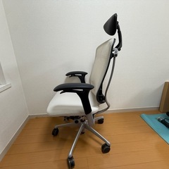 オカムラ コンテッサ ヘッドレスト付きの画像