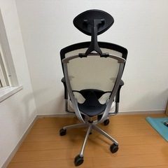 オカムラ コンテッサ ヘッドレスト付きの画像