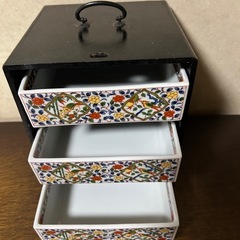 有田焼　三段の陶箱の画像