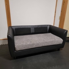 LOWYA グレーと黒のモダン2人掛けソファ　オットマン付きの画像