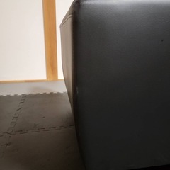 LOWYA グレーと黒のモダン2人掛けソファ　オットマン付きの画像