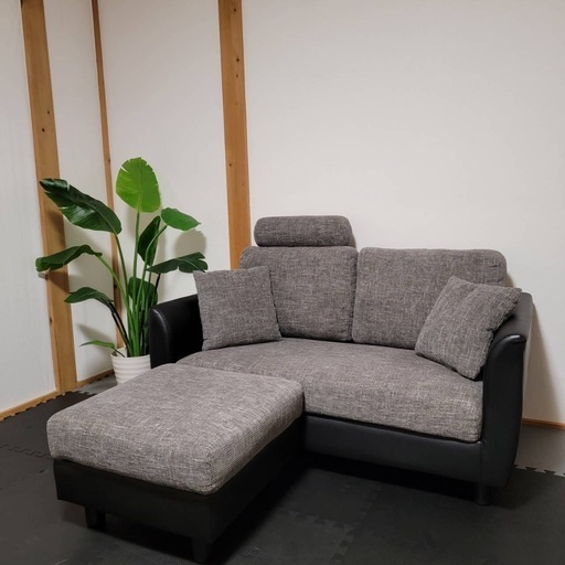 LOWYA グレーと黒のモダン2人掛けソファ　オットマン付き