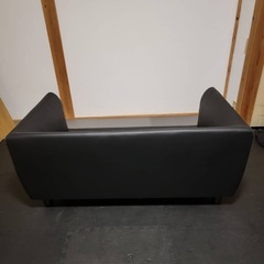 LOWYA グレーと黒のモダン2人掛けソファ　オットマン付きの画像