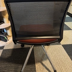 キャスター付きパソコン椅子の画像