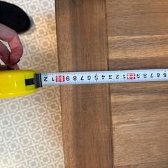 木目調のテーブルの画像