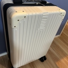 機内持ち込みサイズ　スーツケース　白の画像